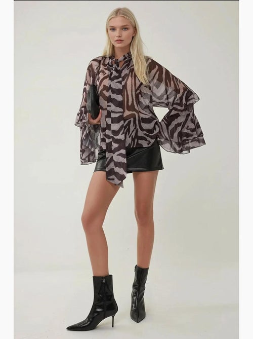 Blusa con detalle de volante y estampado de cebra hiccup - Kiabi Blusa con detalle de volante y estampado de cebra hiccup - Kiabi