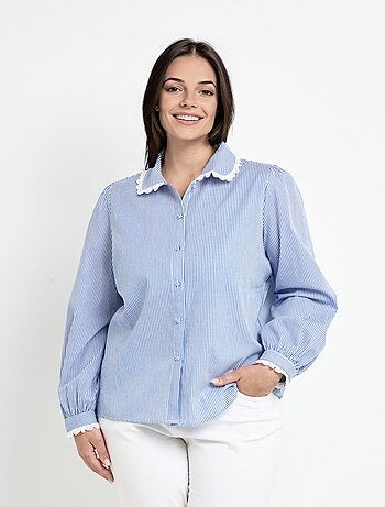 Blusa con detalles de encaje y cuello redondo.
