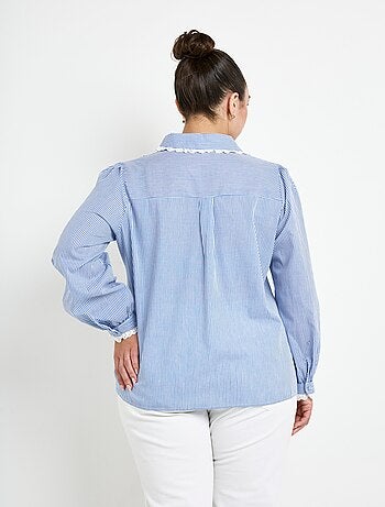 Blusa con detalles de encaje y cuello redondo.
