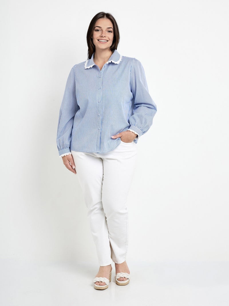 Blusa con detalles de encaje y cuello redondo. Azul - Kiabi