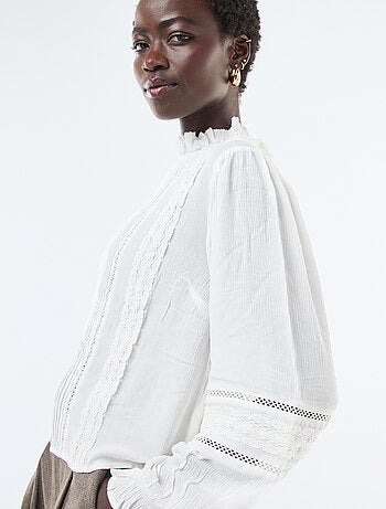 Blusa con detalles de encaje y cuello victoriano