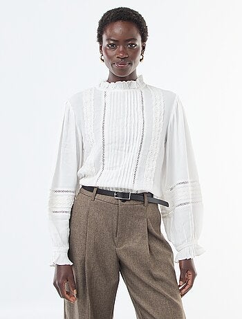 Blusa con detalles de encaje y cuello victoriano