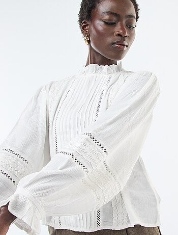 Blusa con detalles de encaje y cuello victoriano