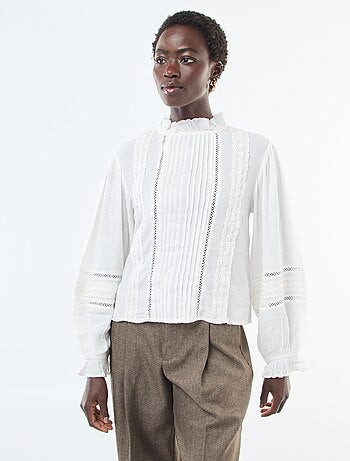Blusa con detalles de encaje y cuello victoriano