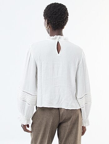 Blusa con detalles de encaje y cuello victoriano