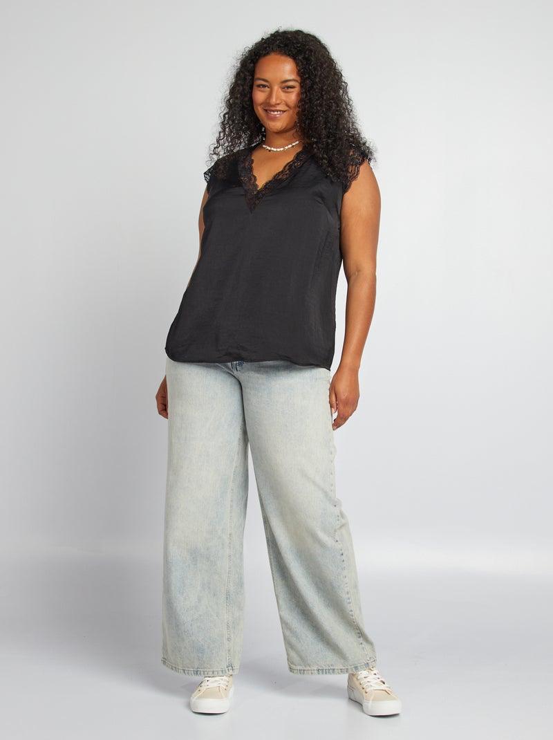 Blusa con escote de pico y encaje negro - Kiabi