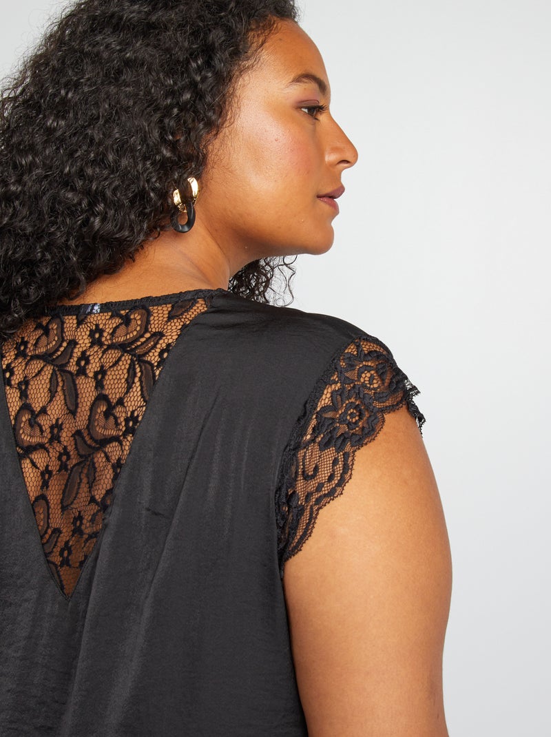 Blusa con escote de pico y encaje negro - Kiabi