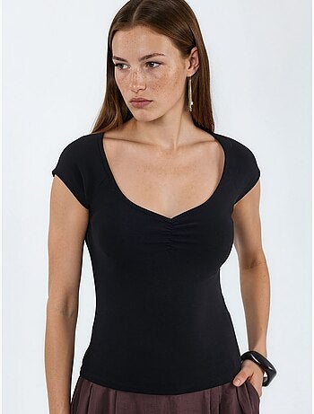 Blusa con escote en v y manga corta con drapeado busem
