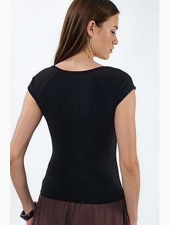 Blusa con escote en v y manga corta con drapeado busem