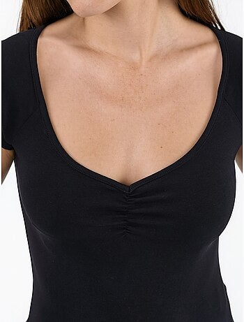 Blusa con escote en v y manga corta con drapeado busem
