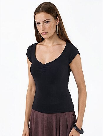 Blusa con escote en v y manga corta con drapeado busem