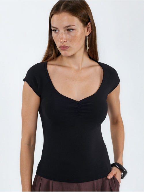 Blusa con escote en v y manga corta con drapeado busem - Kiabi Blusa con escote en v y manga corta con drapeado busem - Kiabi