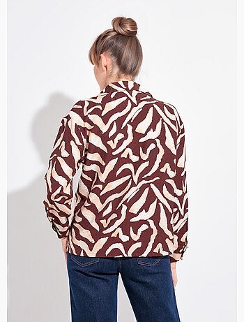 Blusa con estampado gráfico y cuello sastre