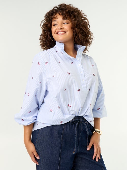 Blusa con flores bordadas y cuello alto - Kiabi
