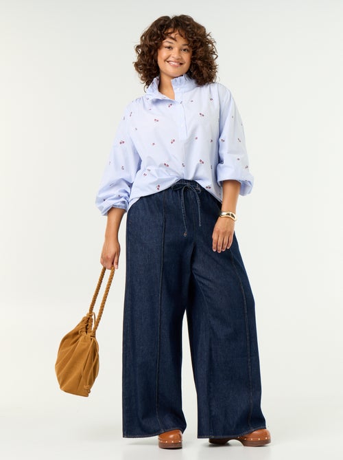 Blusa con flores bordadas y cuello alto - Kiabi
