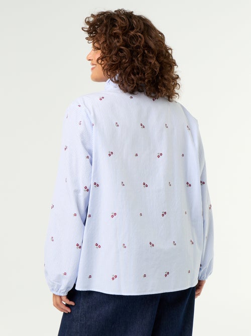 Blusa con flores bordadas y cuello alto - Kiabi