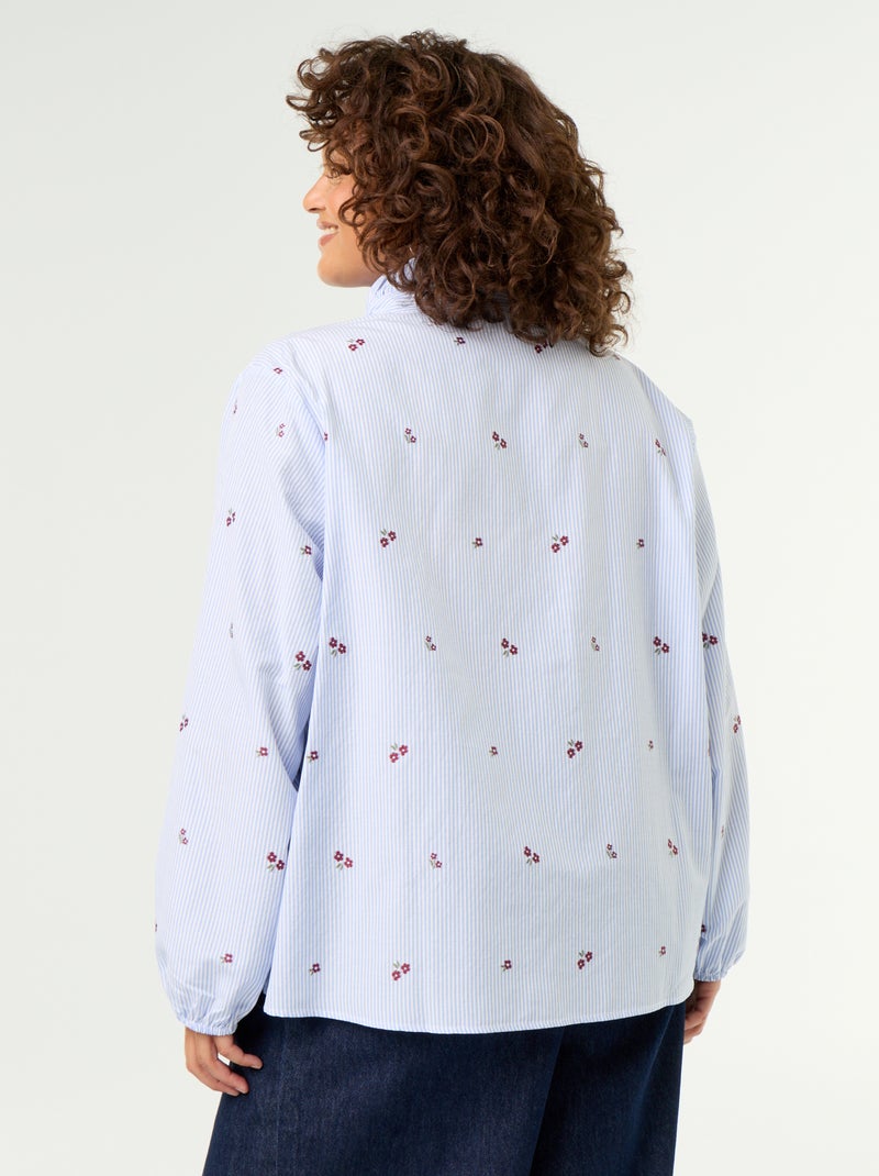 Blusa con flores bordadas y cuello alto Azul - Kiabi