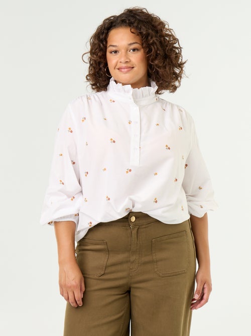 Blusa con flores bordadas y cuello alto - Kiabi
