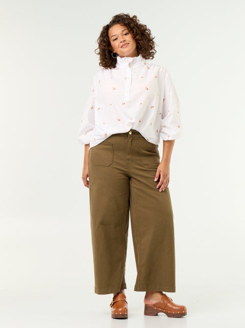 Blusa con flores bordadas y cuello alto - Kiabi