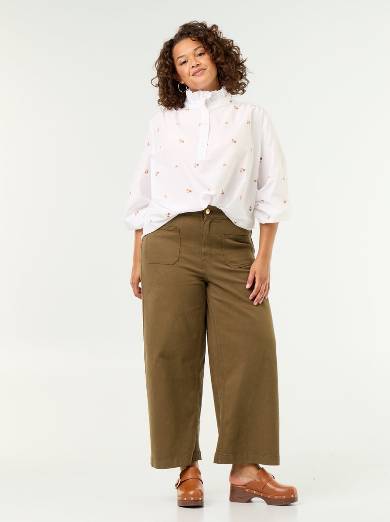 Blusa con flores bordadas y cuello alto Blanco - Kiabi