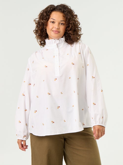 Blusa con flores bordadas y cuello alto - Kiabi