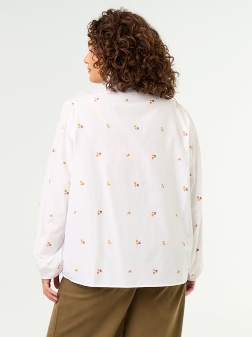 Blusa con flores bordadas y cuello alto - Kiabi