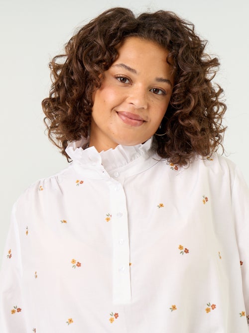 Blusa con flores bordadas y cuello alto - Kiabi