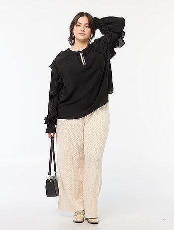 Blusa con hombros y puños con volantes + cintas anudables en el cuello