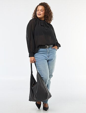 Blusa con lazada y lazos para anudar en la parte delantera
