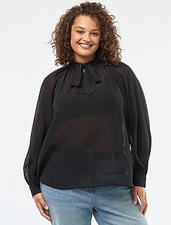 Blusa con lazada y lazos para anudar en la parte delantera
