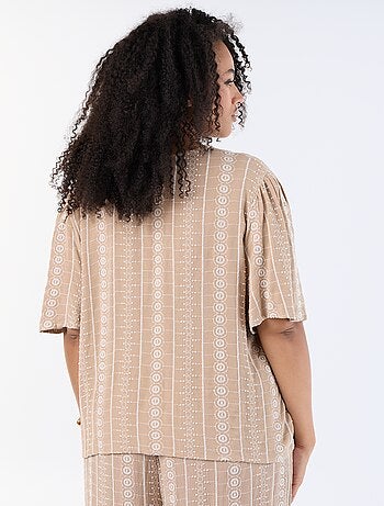 Blusa con lazos y bordados de manga corta