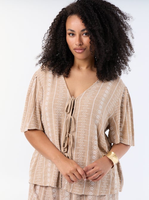 Blusa con lazos y bordados de manga corta - Kiabi