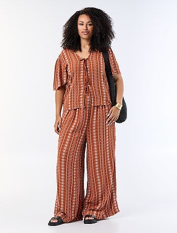 Blusa con lazos y bordados de manga corta