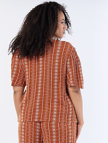 Blusa con lazos y bordados de manga corta