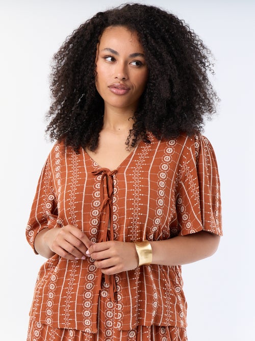 Blusa con lazos y bordados de manga corta - Kiabi