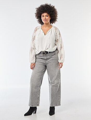 Blusa con mangas de encaje y lazo en el cuello