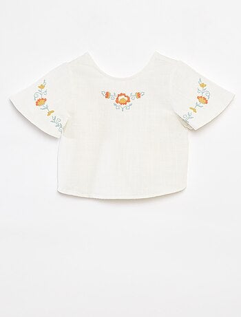Blusa con motivos bordados