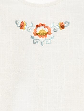 Blusa con motivos bordados