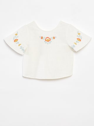 Blusa con motivos bordados