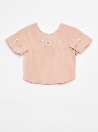 Blusa con motivos bordados