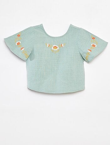 Blusa con motivos bordados