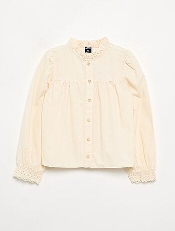 Blusa con puños bordados y cuello con volantes