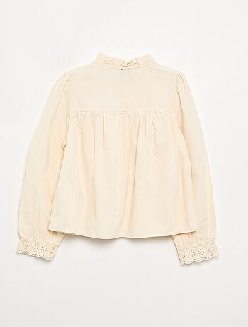 Blusa con puños bordados y cuello con volantes