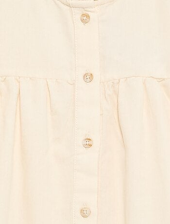 Blusa con puños bordados y cuello con volantes