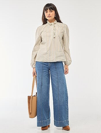 Blusa con volantes en el cuello y en la abertura