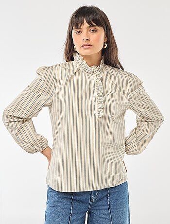 Blusa con volantes en el cuello y en la abertura