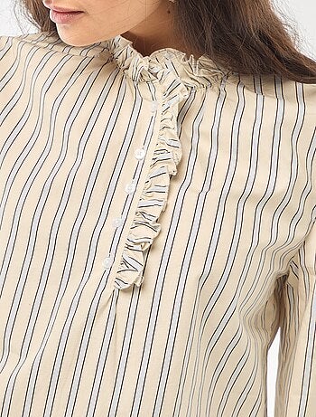 Blusa con volantes en el cuello y en la abertura