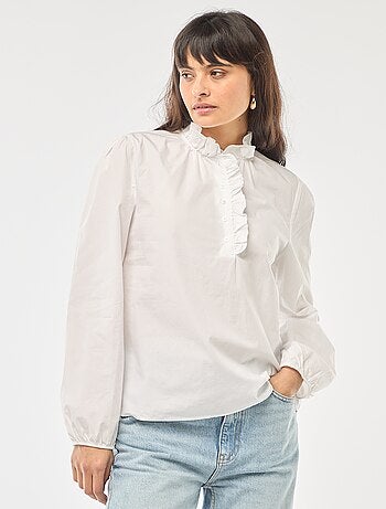 Blusa con volantes en el cuello y en la abertura