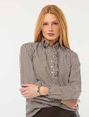 Blusa con volantes en el cuello y en la abertura