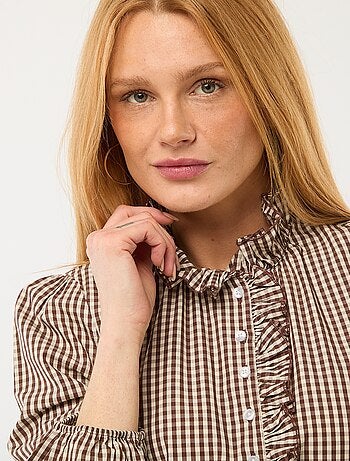 Blusa con volantes en el cuello y en la abertura